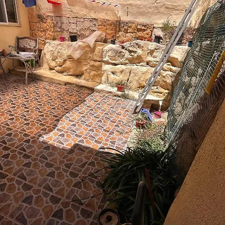 Maisonette In Paola Near Airport Homestay *
